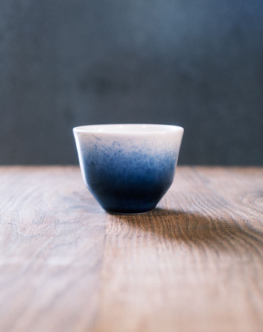 MK Studio Flat White Kop – Blå/Hvid | Bellas Coffee Lab